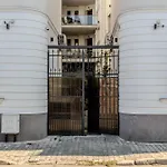 Home Away From Home - Modern & Cozy Apartments Near Vibrant Unirii Area