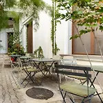 Home Away From Home - Modern & Cozy Apartments Near Vibrant Unirii Area