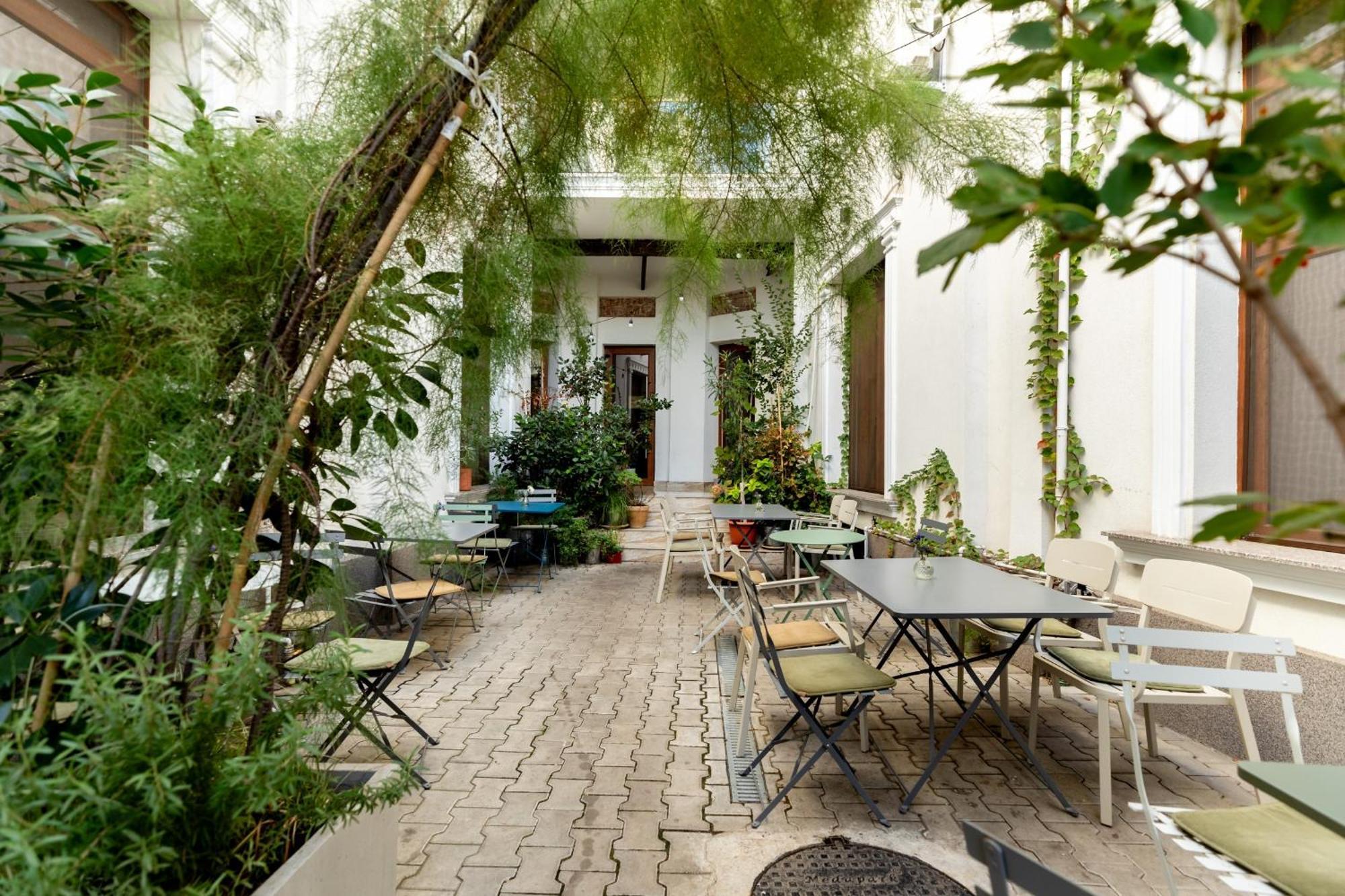Apartament Away From - Modern & Cozy Near Vibrant Unirii Area
