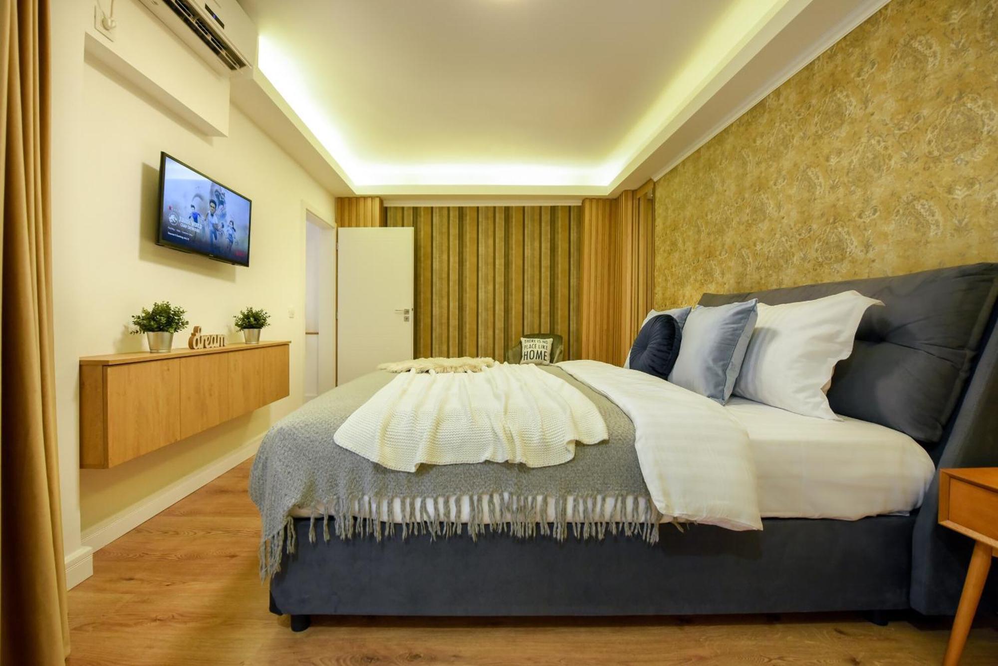 Apartament Away From - Modern & Cozy Near Vibrant Unirii Area *