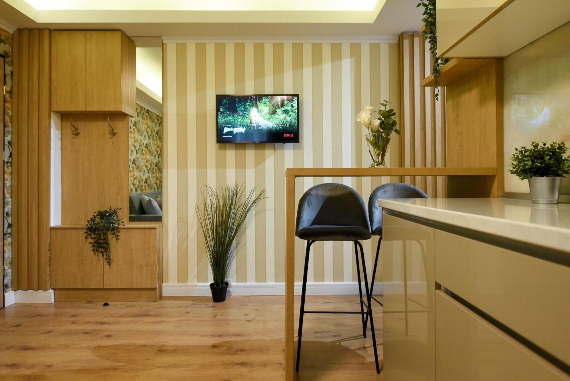 Apartament Away From - Modern & Cozy Near Vibrant Unirii Area *