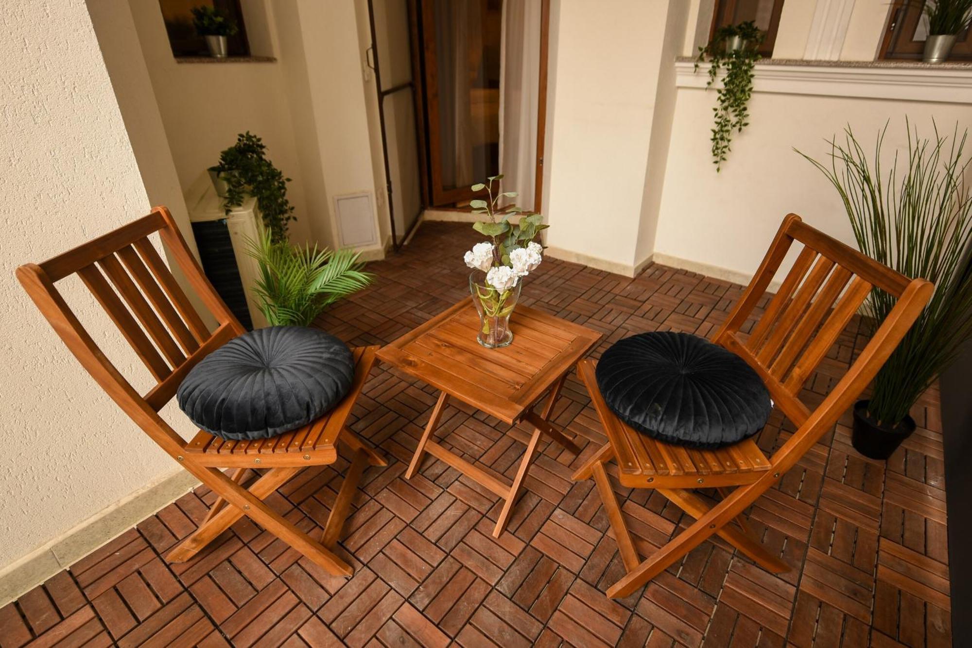 Away From - Modern & Cozy Near Vibrant Unirii Area Apartament
